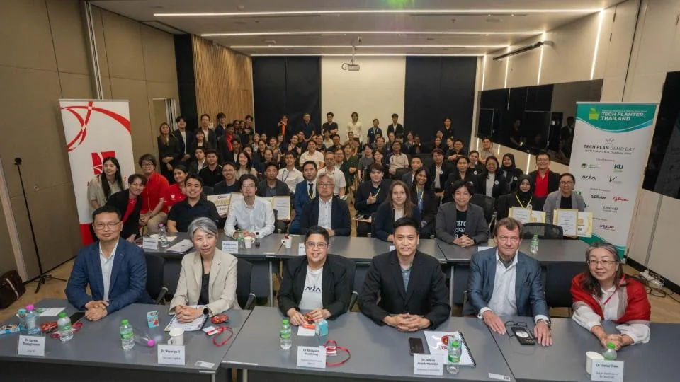 ผู้เข้าร่วมและคณะกรรมการถ่ายภาพหมู่ในงาน TECH PLANTER Demo Day